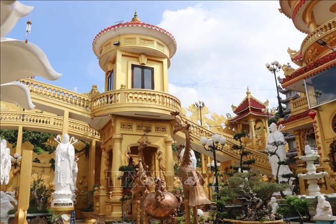 Những pho tượng Bồ Tát Thánh chúng được bố trí vô cùng đẹp mắt trong khuôn viên chùa. Phải mất 4 năm quần thể tượng mới được hoàn thiện. Ảnh: Thanh Sang- TTXVN